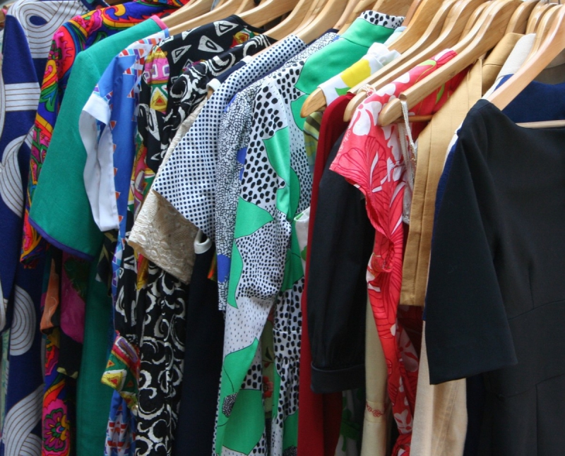 magasin-ASCROS-min_dresses_apparel_clothing_clothes_clothes_hangers_wooden_hangers_retail_shop_closet-1149845